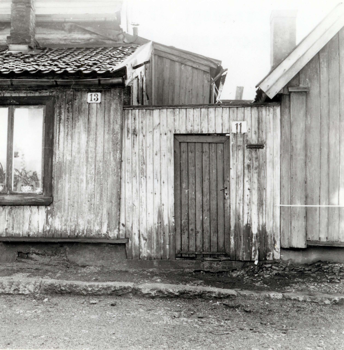 Langleiken 11-13, Enerhaugen, Oslo 1959. Huset til høyre, Johannesgata 12. Gjerde med port mellom små trehus.