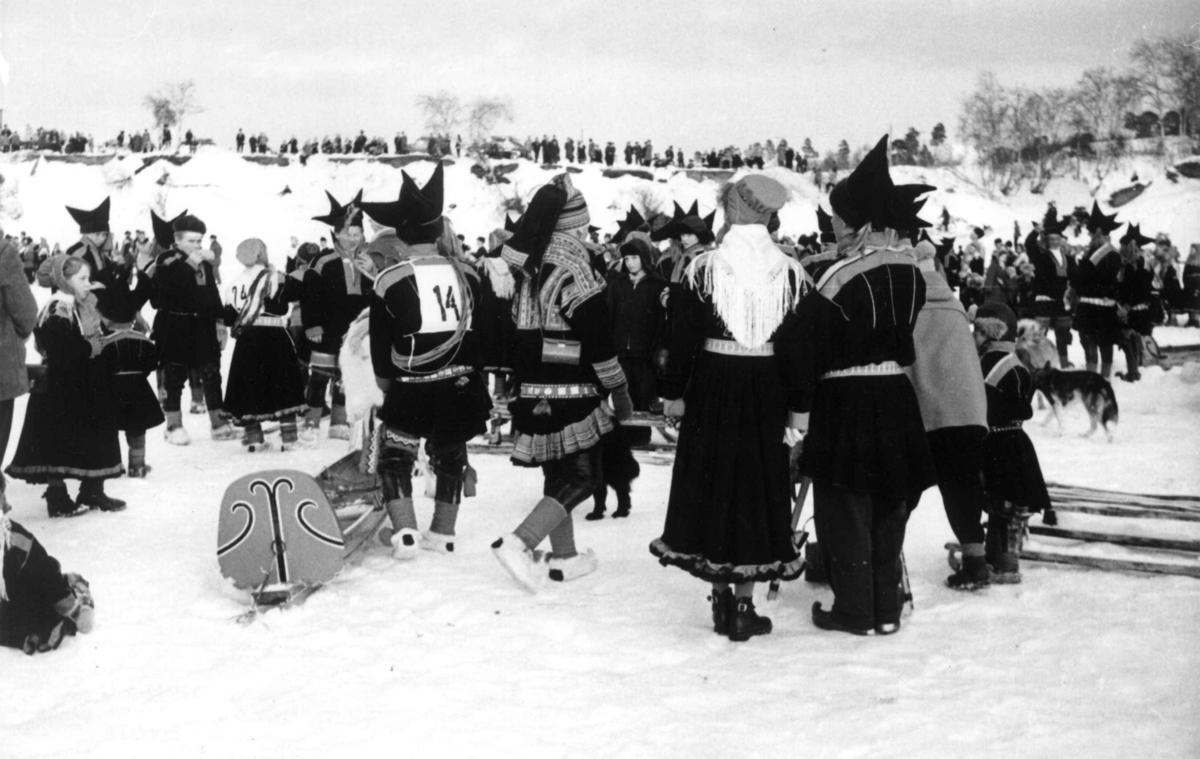 Tilskuere på reinsdyrrace på Karasjokka, april 1958.