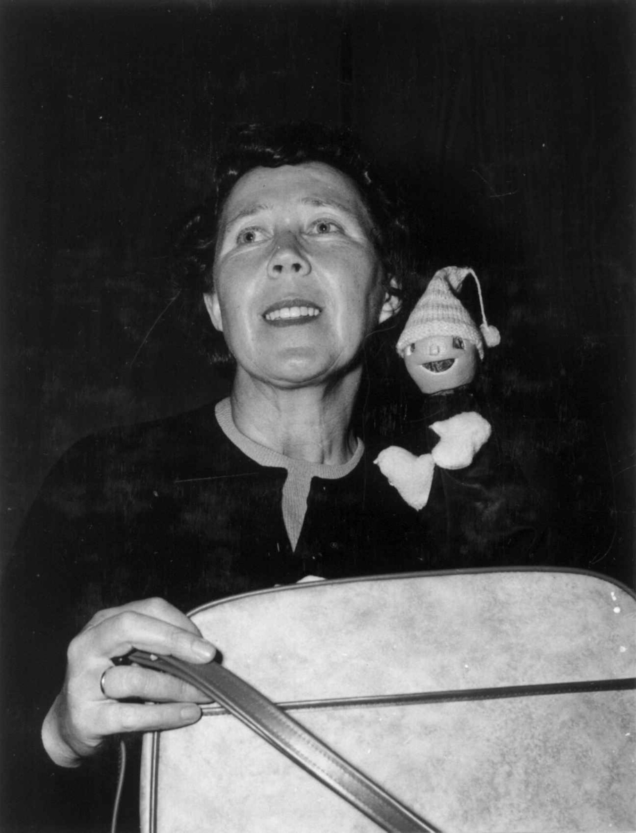 Kirsten Langbo underholder med dukketeater på Norsk Folkemuseum i 1959.
