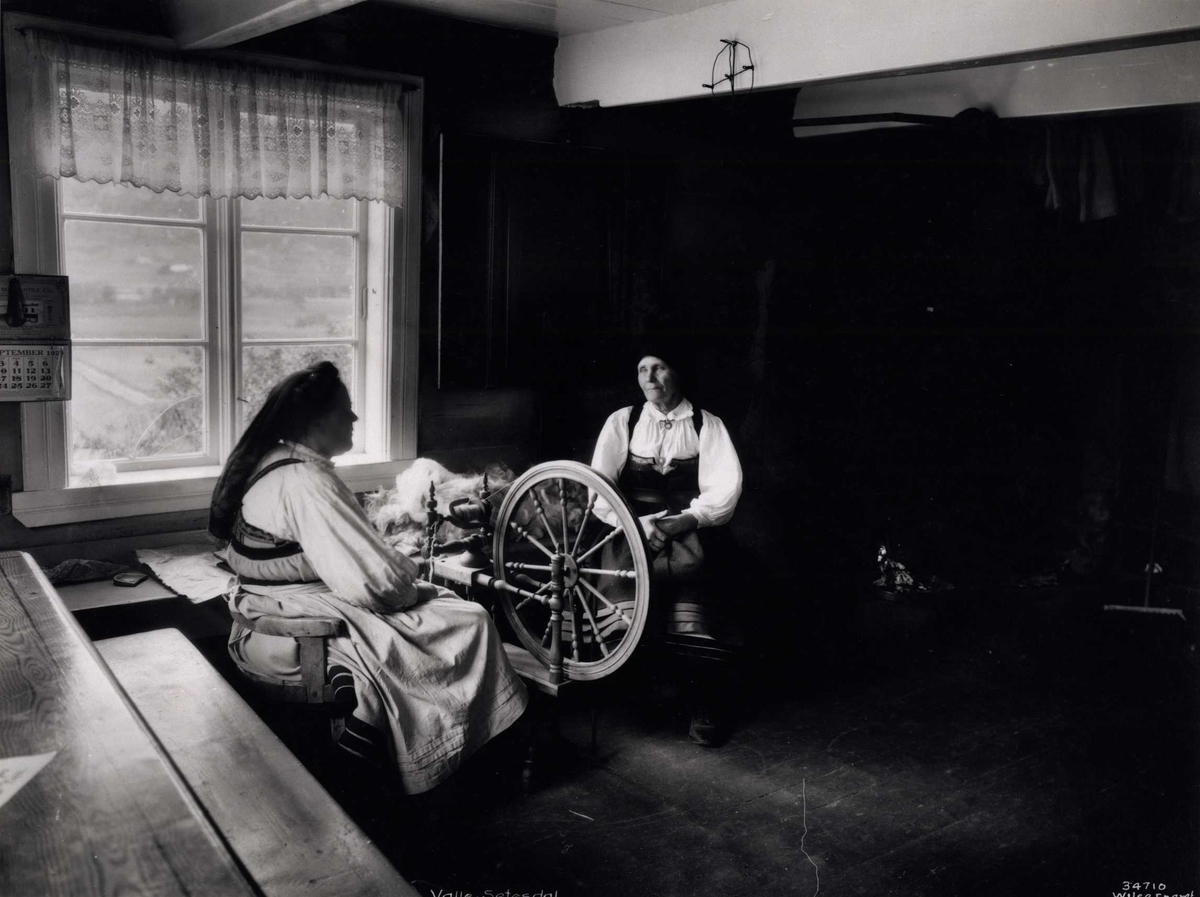 To kvinner ved en rokkr i en stue. Valle, Setesdal, Aust-Agder, antagelig 1929.
