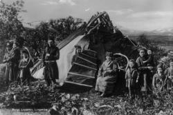 Barn og voksne samer samlet foran et telt. Middagsfjäll, Kal