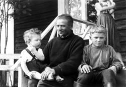 Portrett av Elias Autto med sønner, 1958.