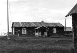 Mattigården i Lainio i 1958. Bolig og hjørne av en stall med