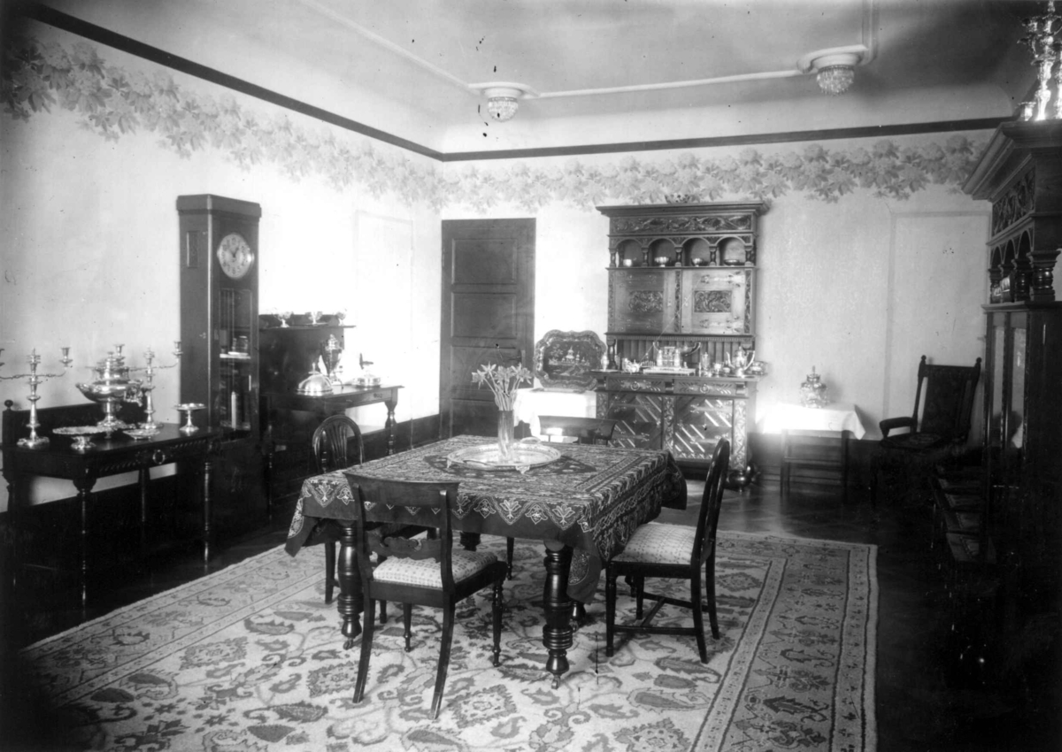 Trapp meyer. interiør fra spisestue. 1925. spisebord med stoler ...