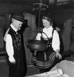 Opptreden av Norsk Folkemuseums barneleikarring.