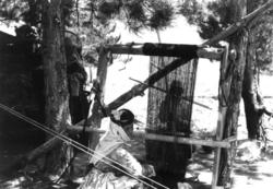 Brikkeveving. Kvinne vever på tobomsvev. Analidia, Tyrkia.