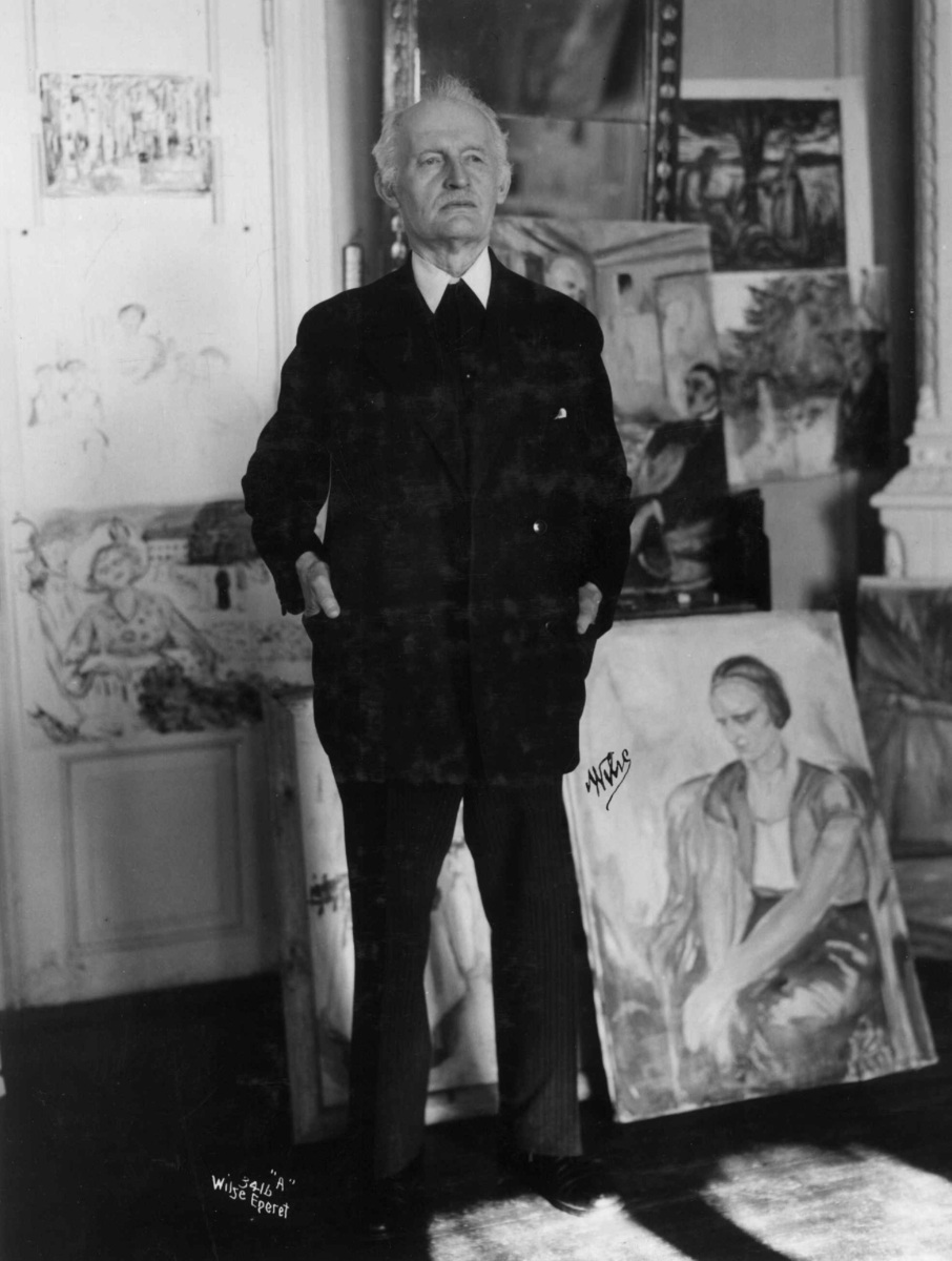 Kunstneren og maleren Edvard Munch fotografert av Anders Beer Wilse i 1937 på Ekely.