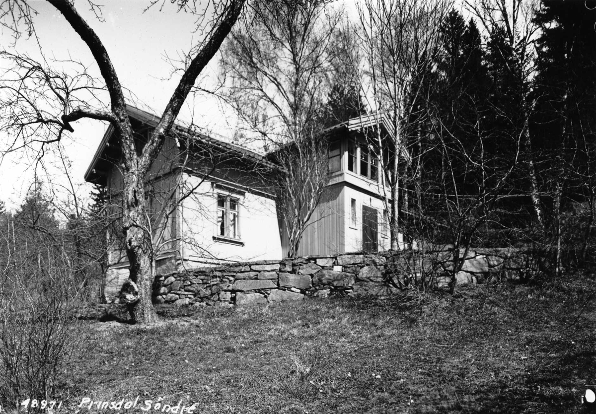 Søndre Prinsdal gård, Oslo, Østre Aker. Våningshuset sett fra hagen. Gården er også kalt Nedre Prinsdal.