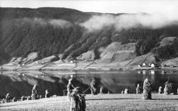 Svenes, Nord-Aurdal 1934. Oversiktsbilde. Landskap med vann 