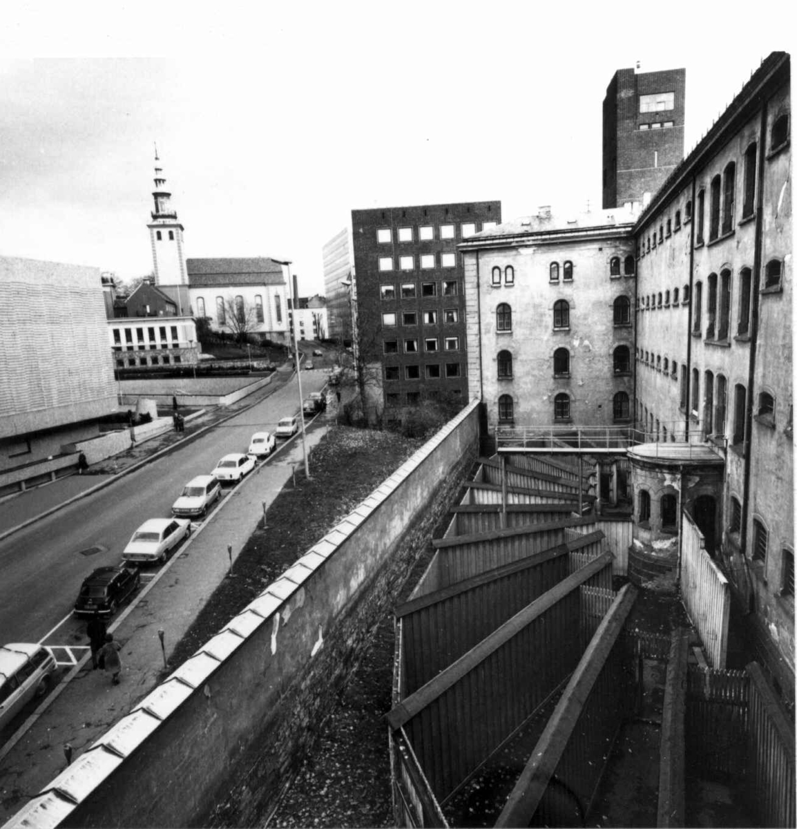 Utsikt over luftegårdene i Oslo kretsfengsel, Møllergata 19, fotografert 1975, oppført 1866. Mot Grubbegata.