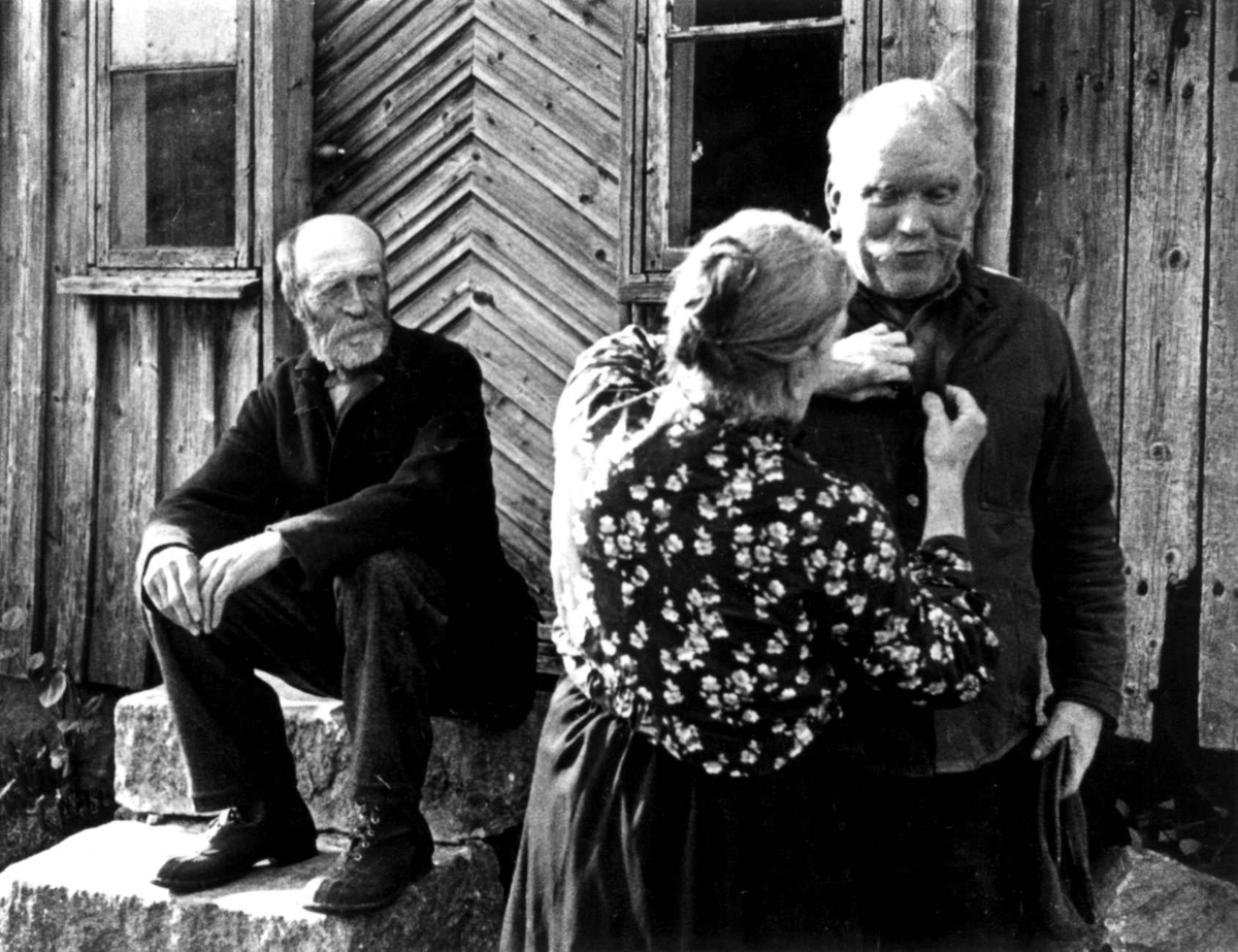Ola H. og Gunvor Røinebo og Tobias Kvinlog ved inngangspartiet til et hus. Fjotland, Kvinesdal 1941.