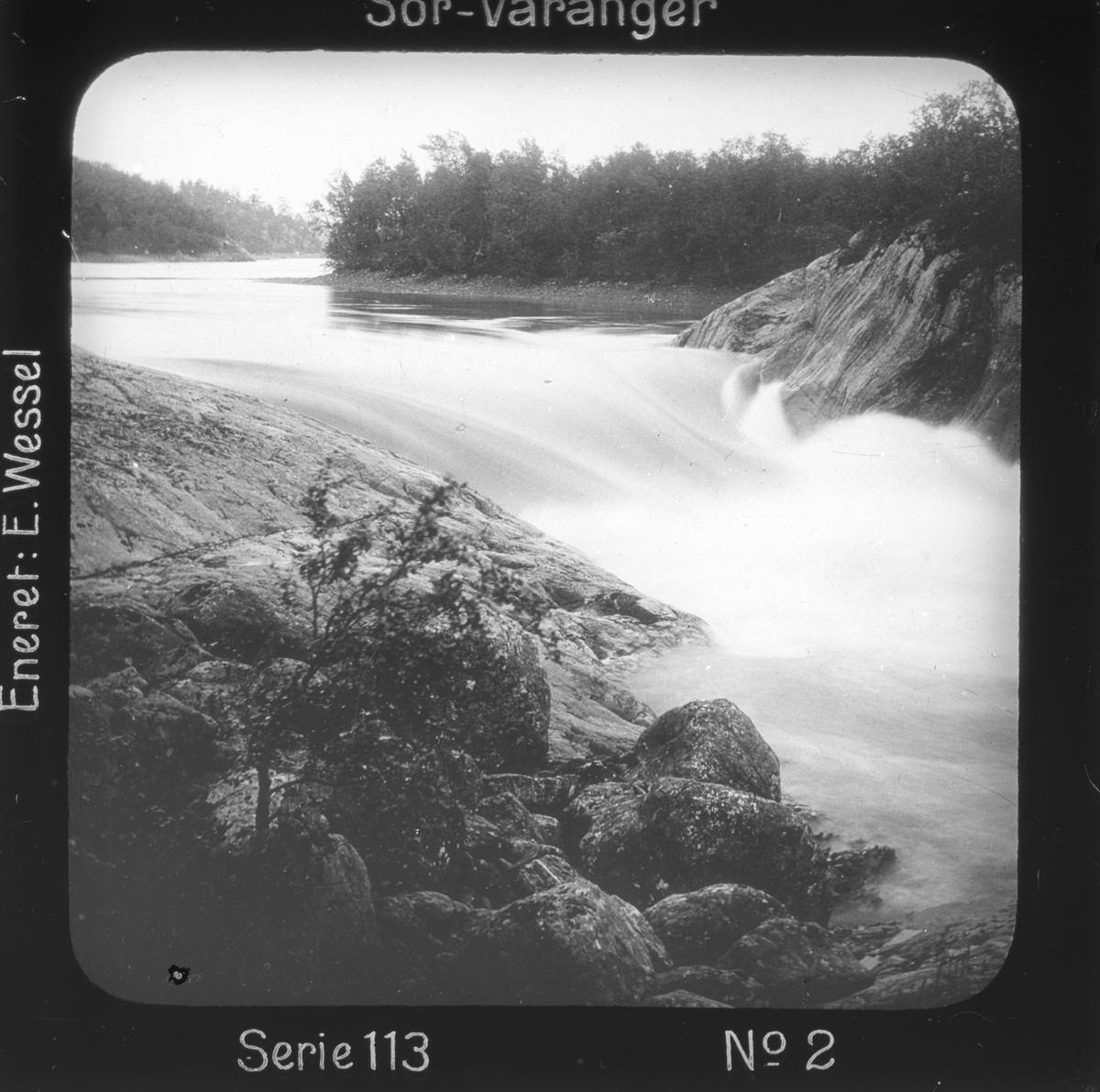 Harefoss, Pasvikelven, Sør-Varanger, Finnmark. 
Motivet har nr.2. i lysbildeforedraget kalt  "I lappernes land - Sør-Varanger", utgitt i Nerliens Lysbilledserier, serie nr 113. 