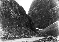 Landskap, ukjent sted. Trangt dalparti med fjell omkring. Ve