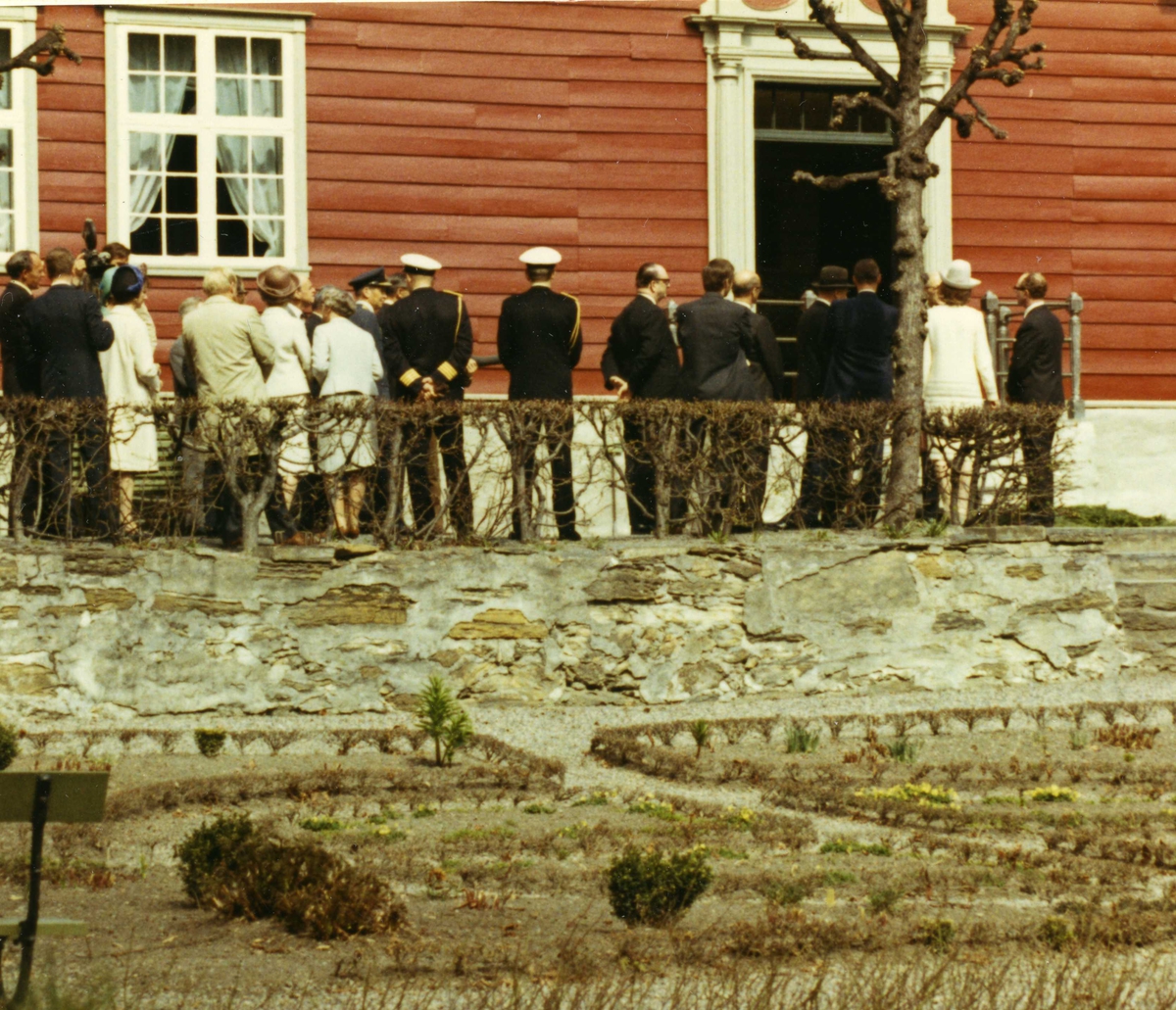 Islands president besøker NF 4/5 1971. Følget ved Leikanger prestegård/Thaulowmuseet, NF.