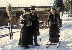 Serie bilder av tre personer i drakter anno ca 1900. Ute i f