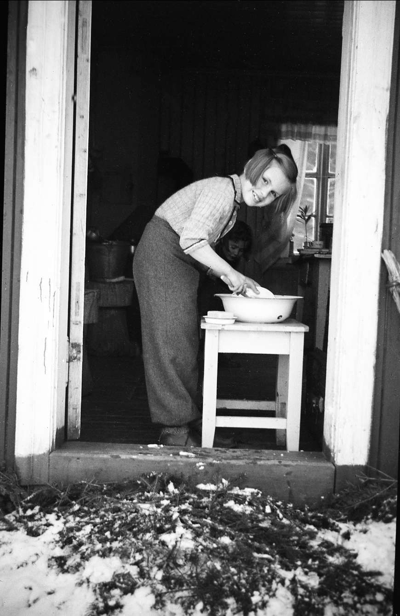 Siri Arentz står i døråpningen og vasker opp. Gol påsken 1939.