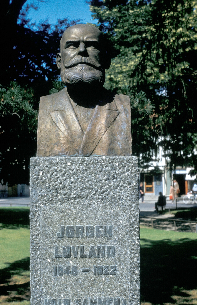 Byste av Jørgen Løvland.