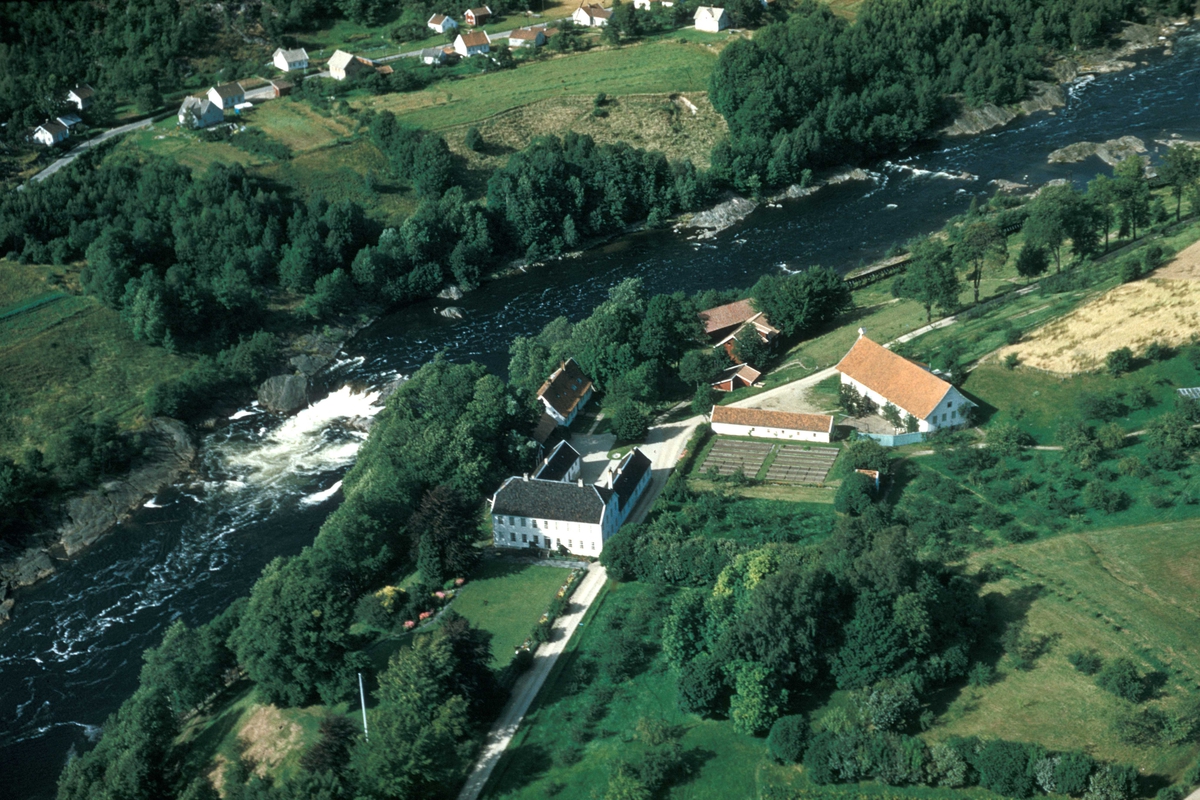 Flyfoto over Boen gård ved Tovdalselven.
