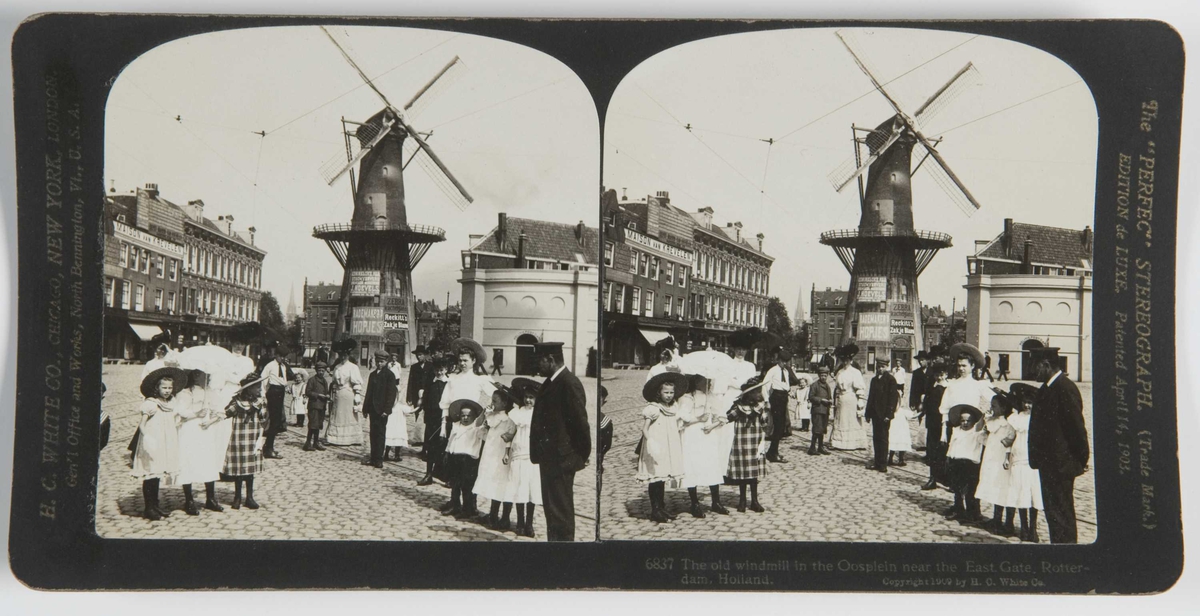 Stereoskopi. Menneskegruppe foran den gamle møllen i Oosplein, Rotterdam, Nederland.