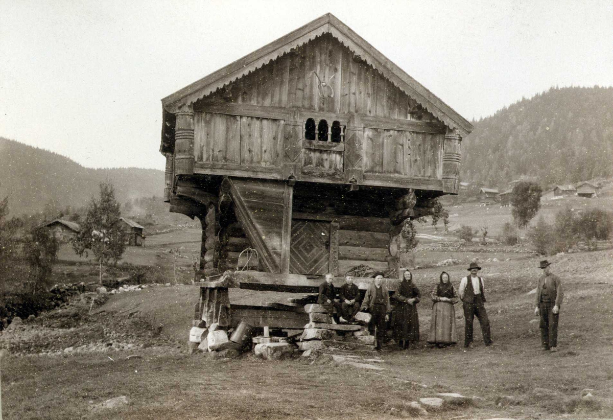 Stabbur, Særsland, Hjartdal, Telemark. Gruppe av barn, kvinner og menn i forgrunnen. Fotografert 1909.
