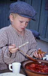 Levendegjøring på museum.Fra Ferieskolen august 2004.Gutt i