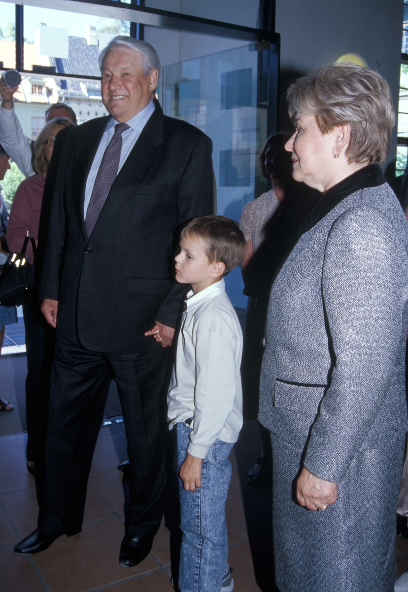 Russlands president, Boris Jeltsin, med kone og barnebarn, på Norsk Folkemuseum 15.august 2004 ved åpningen av utstillingen Norge-Russland 
Naboer gjennom 1000 år.