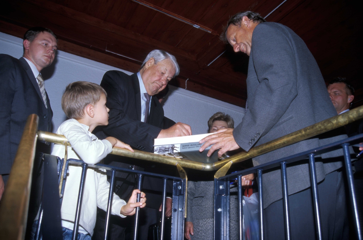 Russlands president, Boris Jeltsin, med kone og barnebarn, på Norsk Folkemuseum 15.august 2004 ved åpningen av utstillingen Norge-Russland 
Naboer gjennom 1000 år. Direktør Olav Aaraas får autografen.