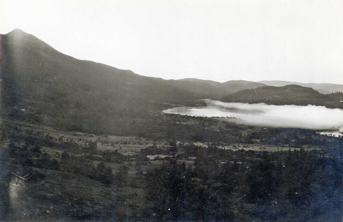 Landskap med Lofthus, Botnedalen, Tokke, Telemark. Fotografert 1921.