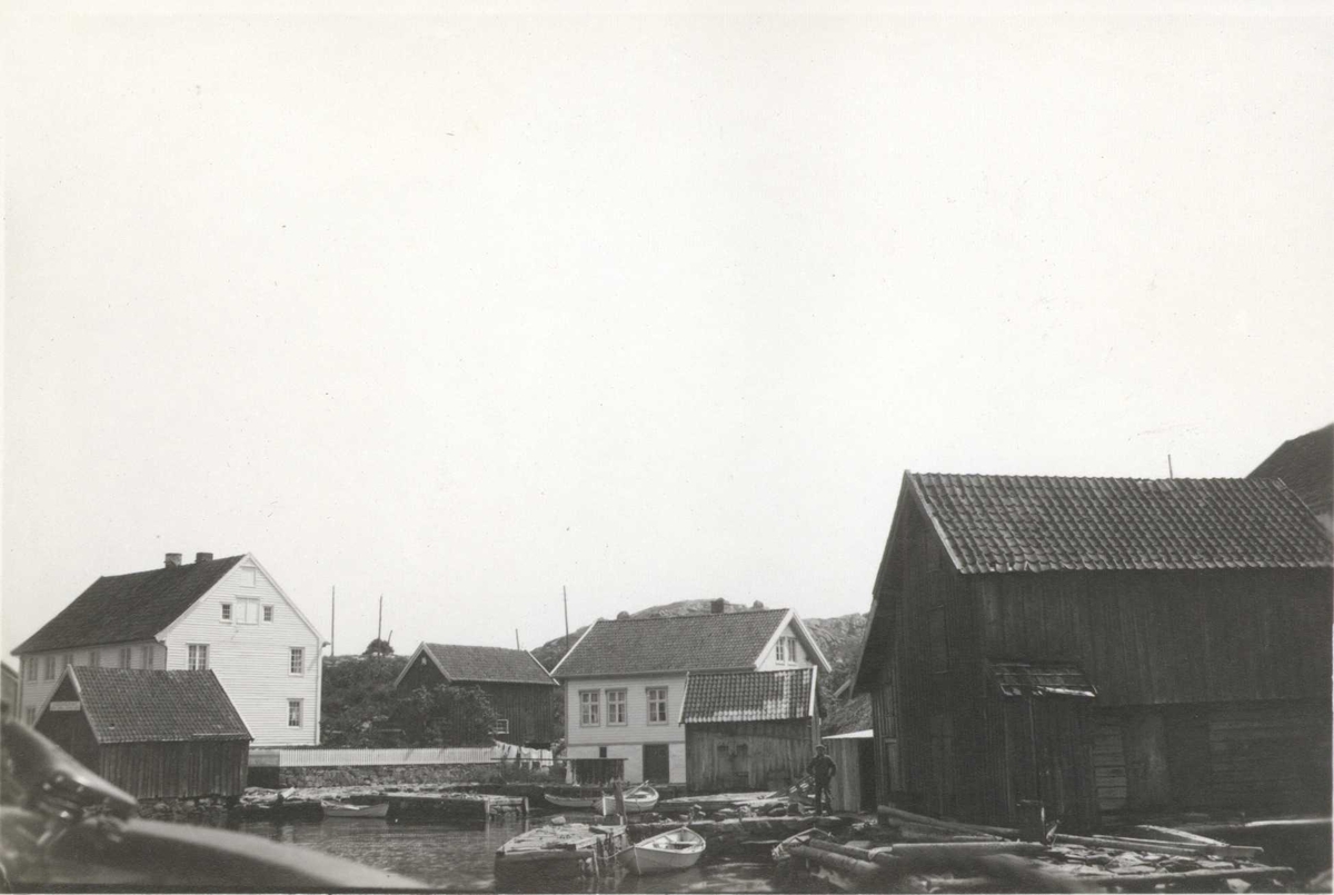 Havneparti med bebyggelse, Ny Hellesund, Søgne, Vest-Agder. Fotografert 1923.