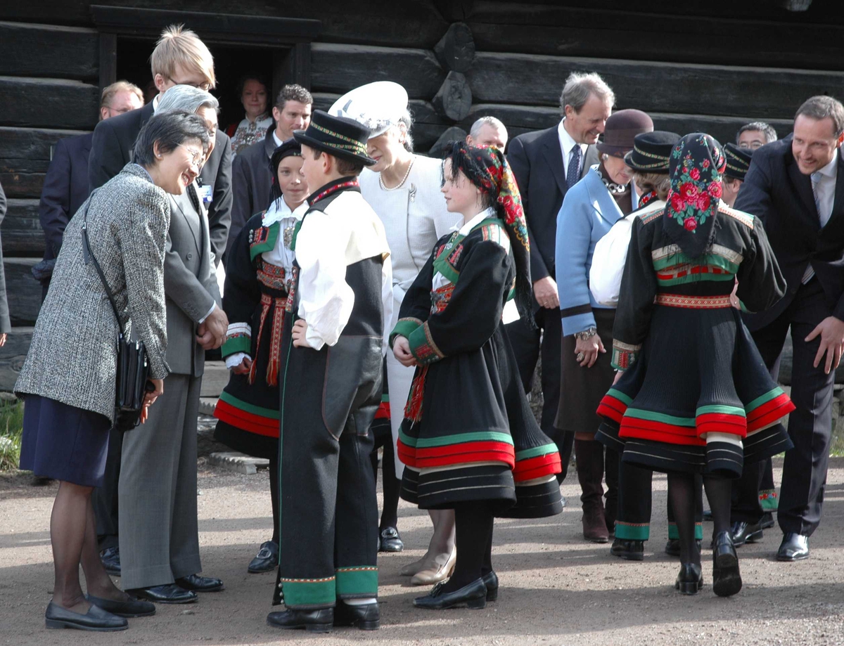 Det japanske keiserparet besøker Norsk Folkemuseum 10. mai 2005. Norsk Folkemuseums dansegruppe opptrer i anledning besøket, og får hilse på  keiserparet.
