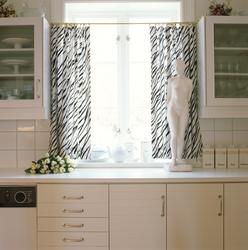 Dype vindusnisjer i nytt kjøkken i gammelt hus. Illustrasjon