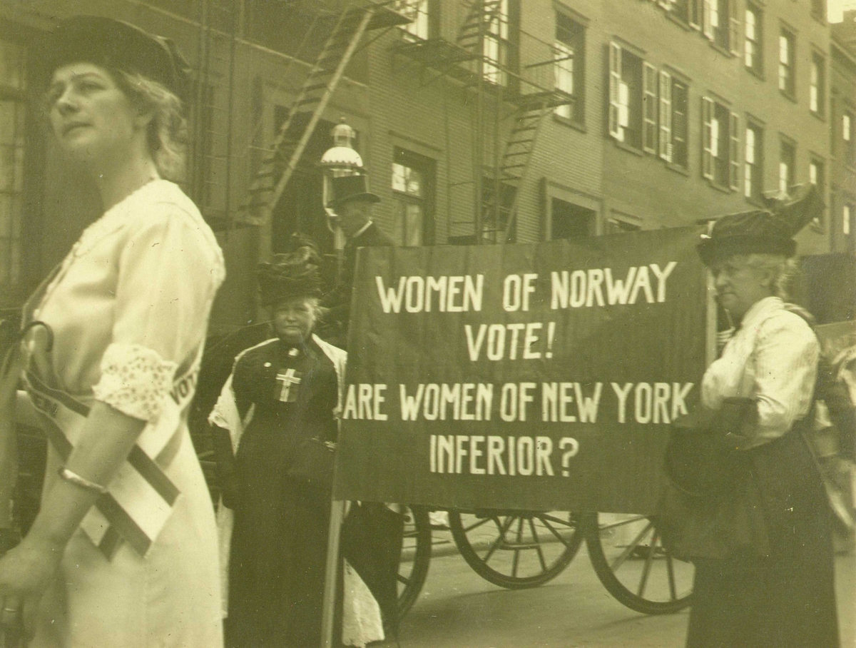 Demonstrasjonstog, New York, 1913. Norske kvinner i kampanje for at amerikanske kvinner skal få full stemmerett, slik de selv fikk i 1913. Martine Amundsen Gran fra Mandal var med i toget.