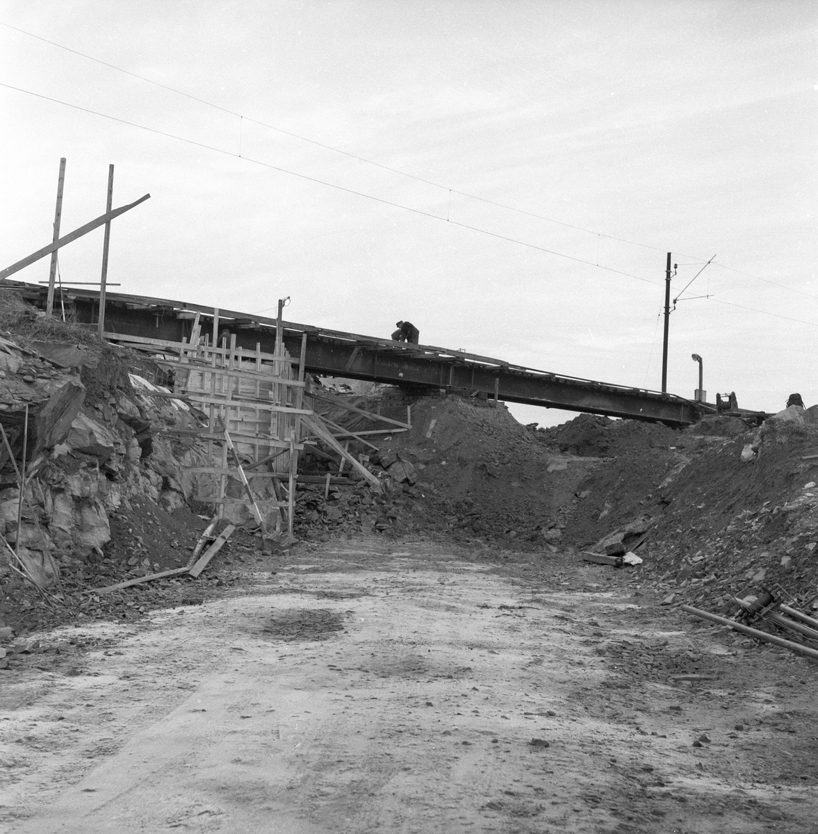 Riksvei 10. Det bygges undergang under jernbanen ved Fiskumvannet i Øvre Eiker, Buskerud. Fotografert desember 1957.