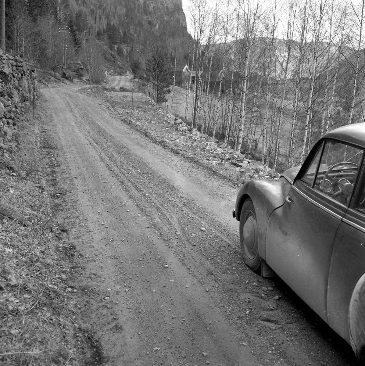 Bil på Svartdalsveien i Telemark. Fotografert 27. april 1957.