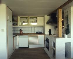 Kjøkken i utbygd loft i en gammel bygård. llustrasjonsbilde 