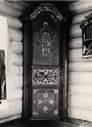 Hjørneskap, Sæter, Oppdal, Sør-Trøndelag. Fotografert 1940. 