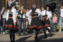 Norsk Folkemuseums dansegruppe danser i Hallingdalstunet.