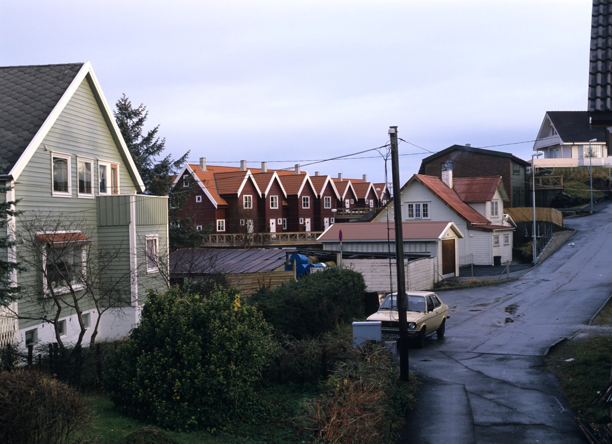 Boliger i Stavanger, i et område med både eldre og nyere bebyggelse. Illustrasjonsbilde fra Nye Bonytt 1989.