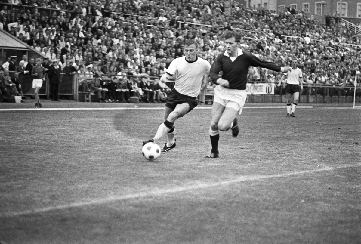 Serie. Fotballkamp mellom Frigg og Rosenborg på Bislett stadion, Oslo. Fotografert 9. aug. 1967.