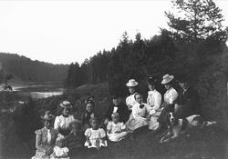 Familieportrett, utflukt, kvinner, barn og to menn og en hun