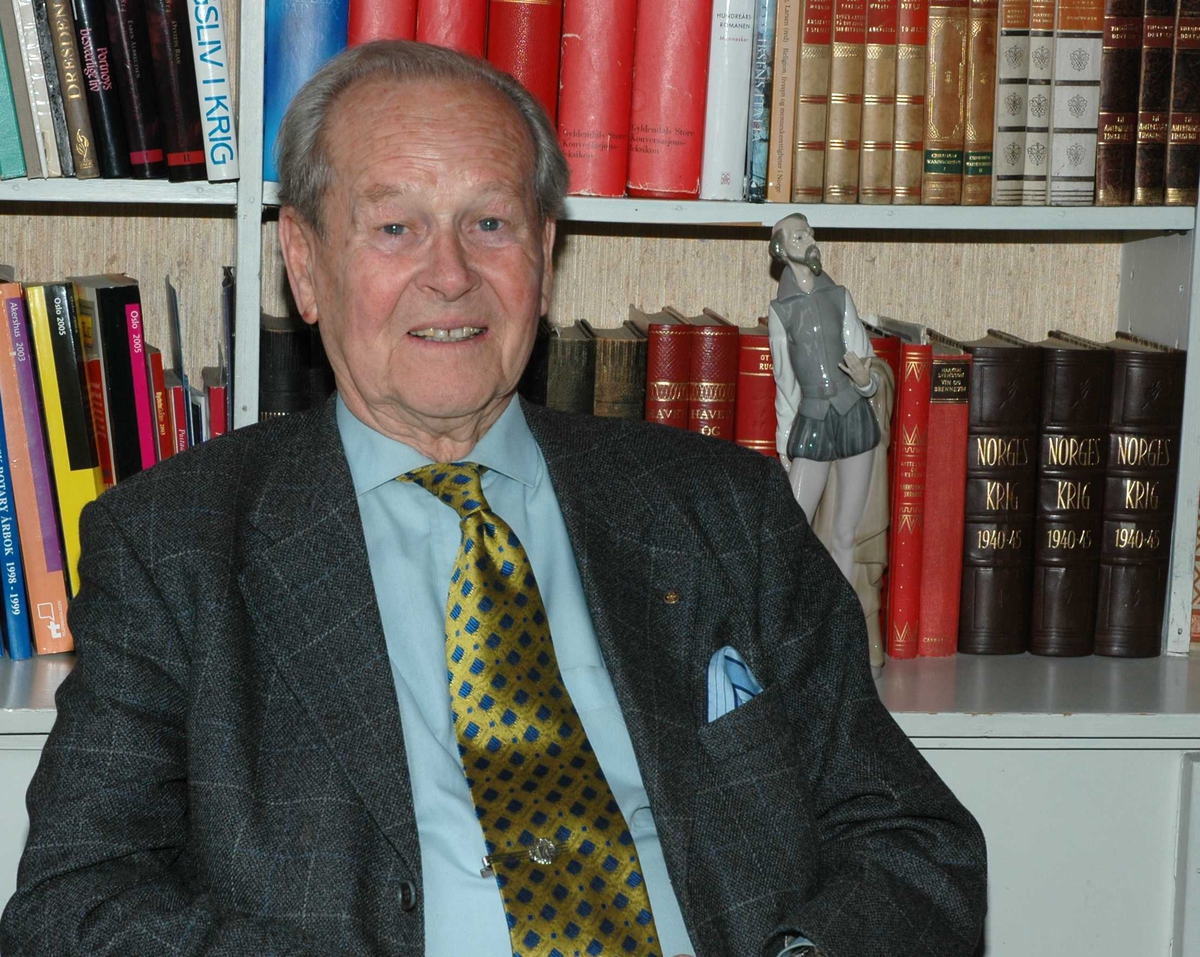 Portrett av Bjørn Egge på kontoret i sitt hjem i Schiøttsvei 11, Oslo.