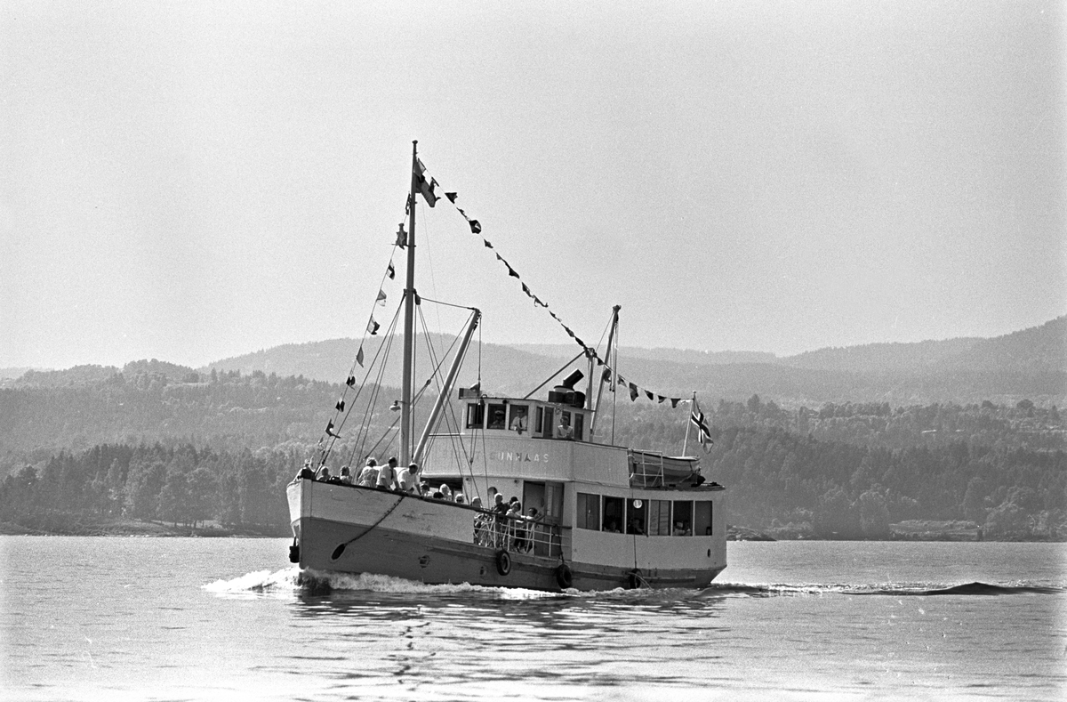 Serie. Båten "Birgitte Sunnaas" med passasjerer. Fotografert mai 1963.