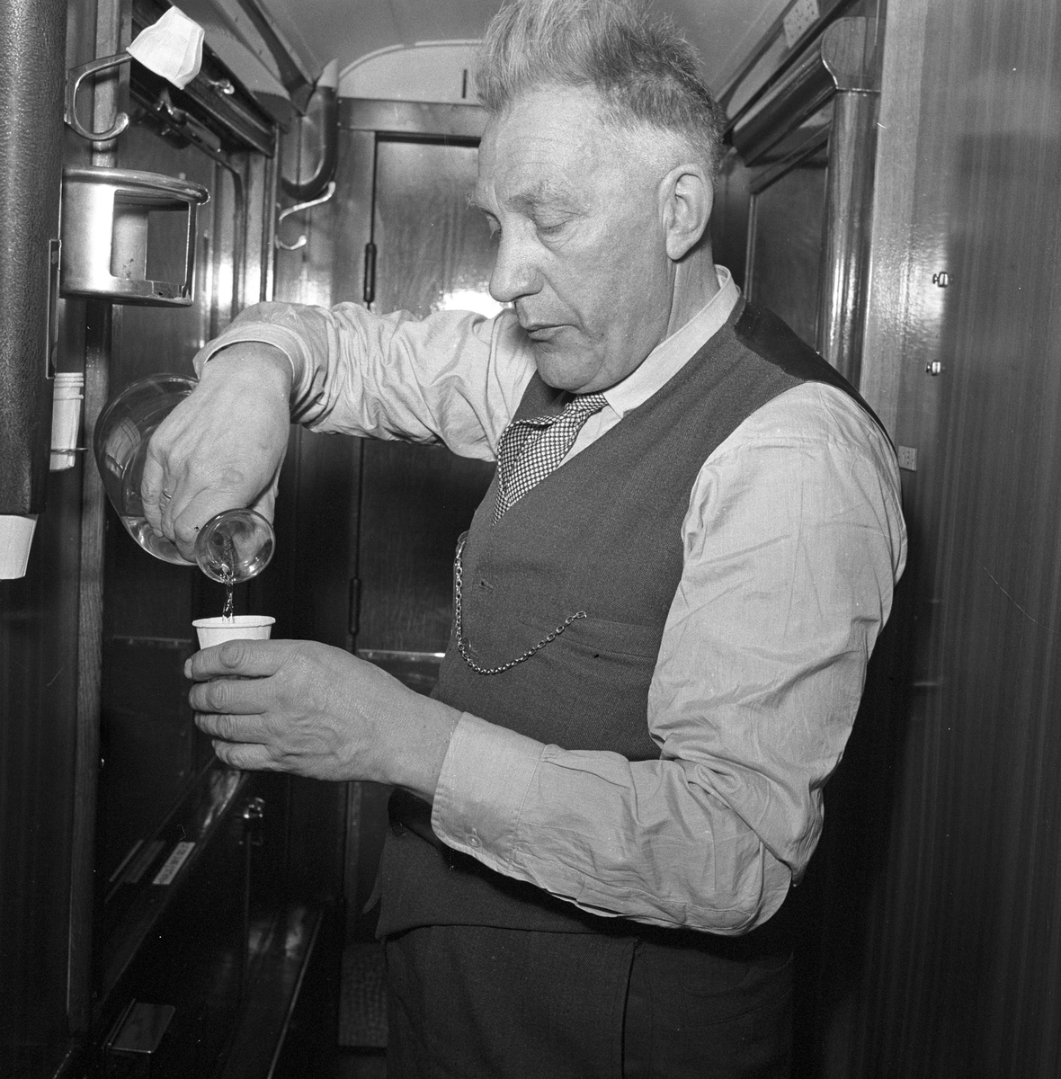 Serie. Service ombord på nattoget til NSB. Fotografert 26. mars 1957.