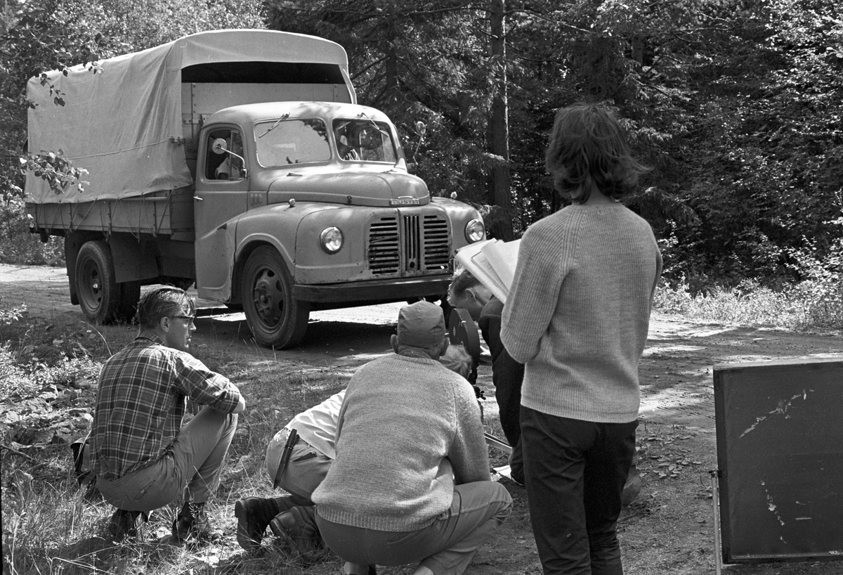 Serie. Norsk films innspilling av Arne Skouens film "Reisen til havet", Valldal ved Kragerø. Fotografert juli 1966.