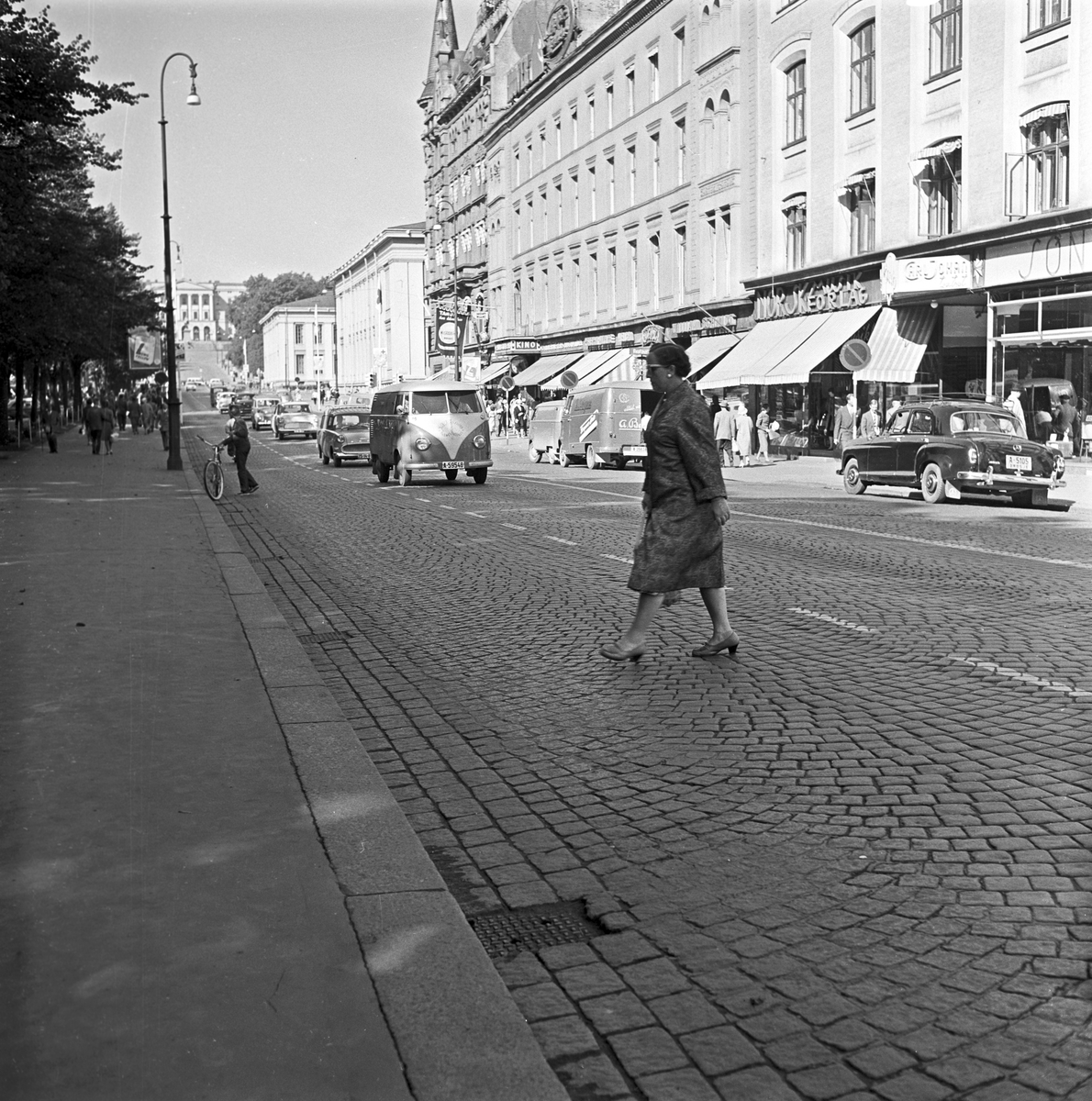 Serie. Trafikkbilde i Oslo sentrum, med fotgjengere, biler og trikk i bygatene. Fotografert september 1960 og 1961.