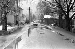 Serie. Butikk, sykebil ved Solbergelva på Riksvei 10.