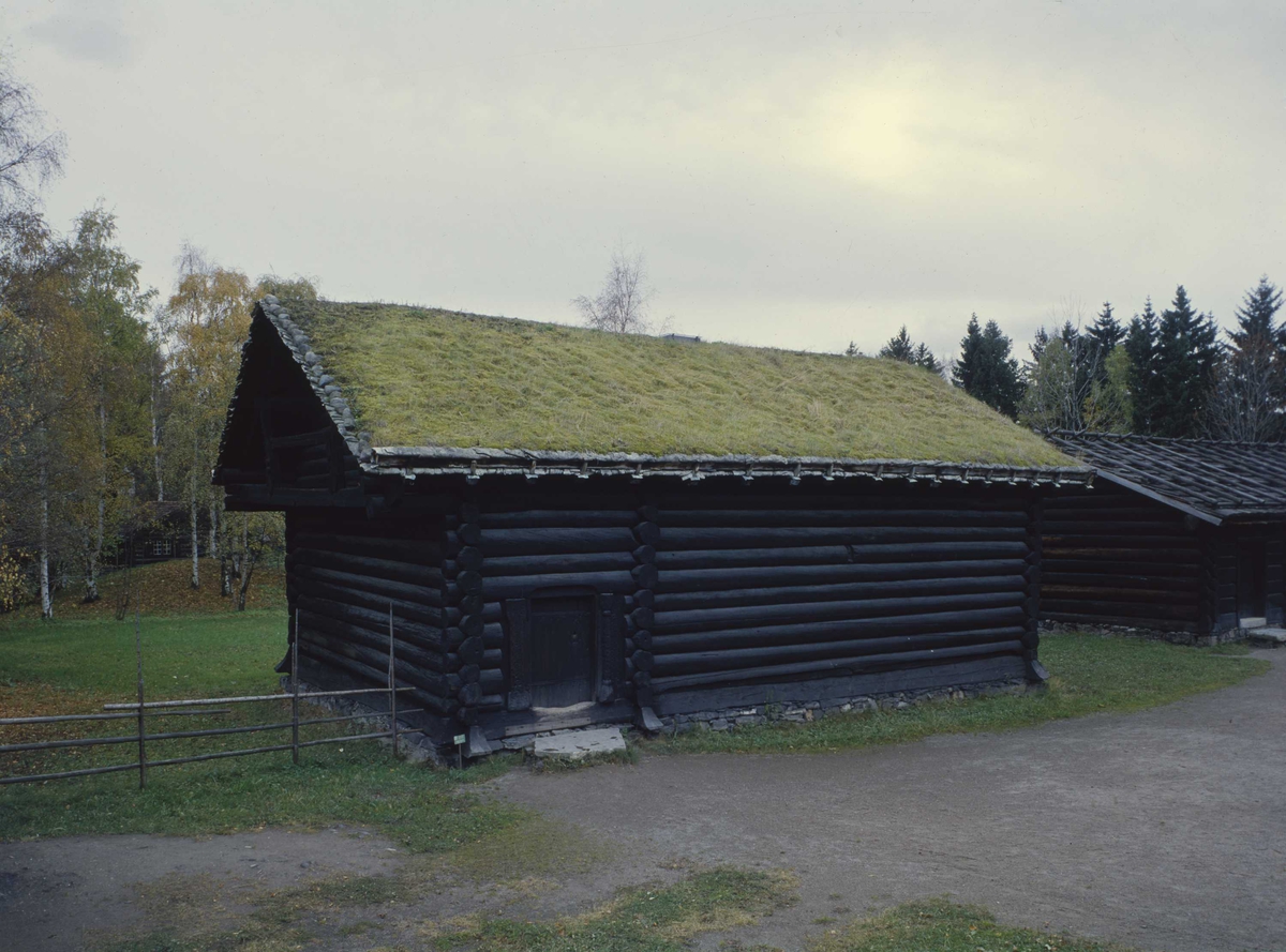 Norsk Folkemuseum, landsbygda. Slutten av 1200-årene. Stue fra Uvdal - Numedal - Buskerud. Raulandstuen.
Bygningsnr. 21