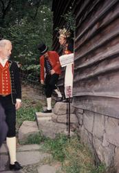 Brudgommen henter bruden i Bualoftet NF082, Hordalandstunet.