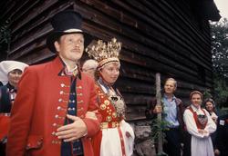 Brudgommen har hentet sin brud i Bualoftet NF082, Hordalands