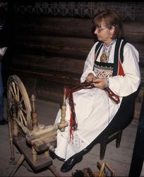 Kvinne ved rokk.
Vestlandsuken 1994.
